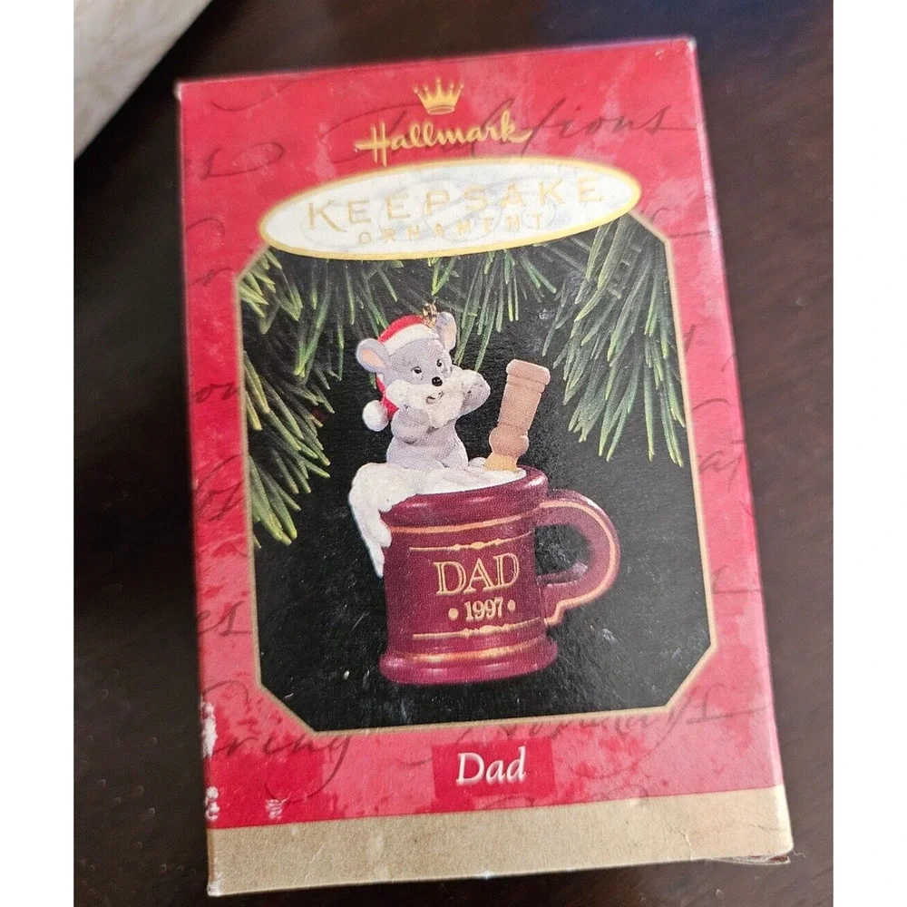 HALLMARK KEEPSAKE ORNAMENT, 1997 DAD ORNAMENT, MOUSE SHAVING, NEW IN BOX